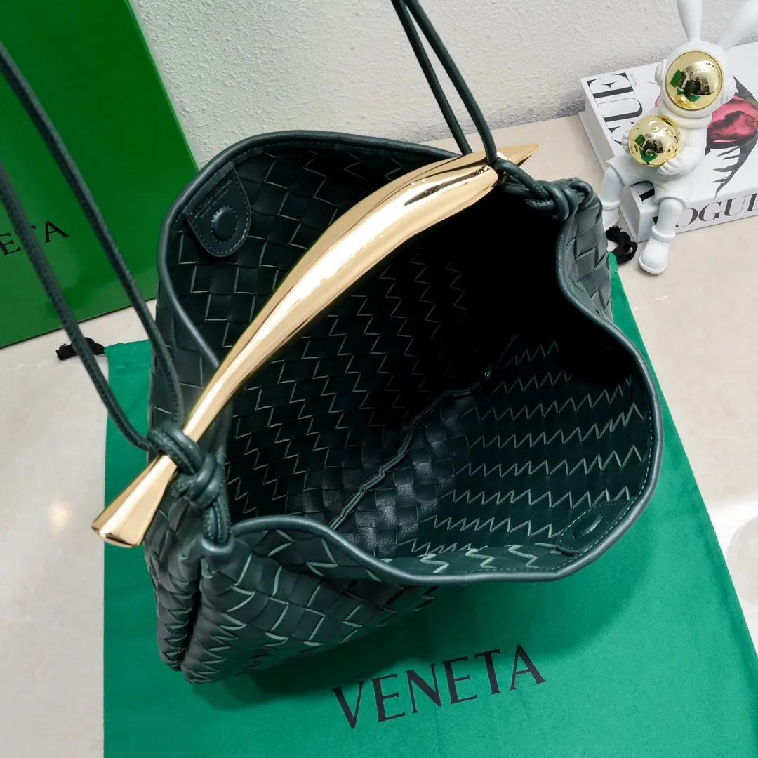 Original leather, batch 2060, the old-money style BV Sardine large size has been shipped🔥 Nowadays, many fashionable, rich and tasteful Jimei people are carrying the same bag invariably. It’s Bottega Veneta Sardine! Because this BV Sardine bag is so beautiful and high-end! The arc-shaped intrecciato woven bag body, paired with metal sardine handles, looks like a work of art, allowing people to ponder and appreciate it. Currently Sardine has launched three sizes for everyone to choose from. This is the largest size🉑️hand-held🉑️armpit🉑️single shoulder🉑️crossbody. It is a very high-quality and relatively niche treasure model. It will be very special when you carry it when you go out. It allows you to have the freedom of carrying a bag. Sisters go crazy. Style number: 7468-1# Size: 39*31*12cm
